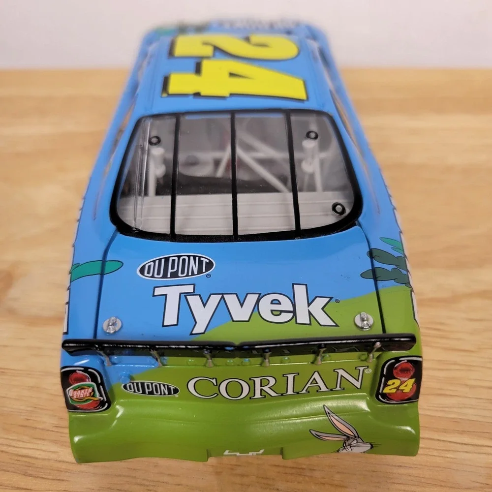 Jeff Gordon 24 Dupont Looney Tunes Rematch 400 NASCAR 1:24 Diecast 2002